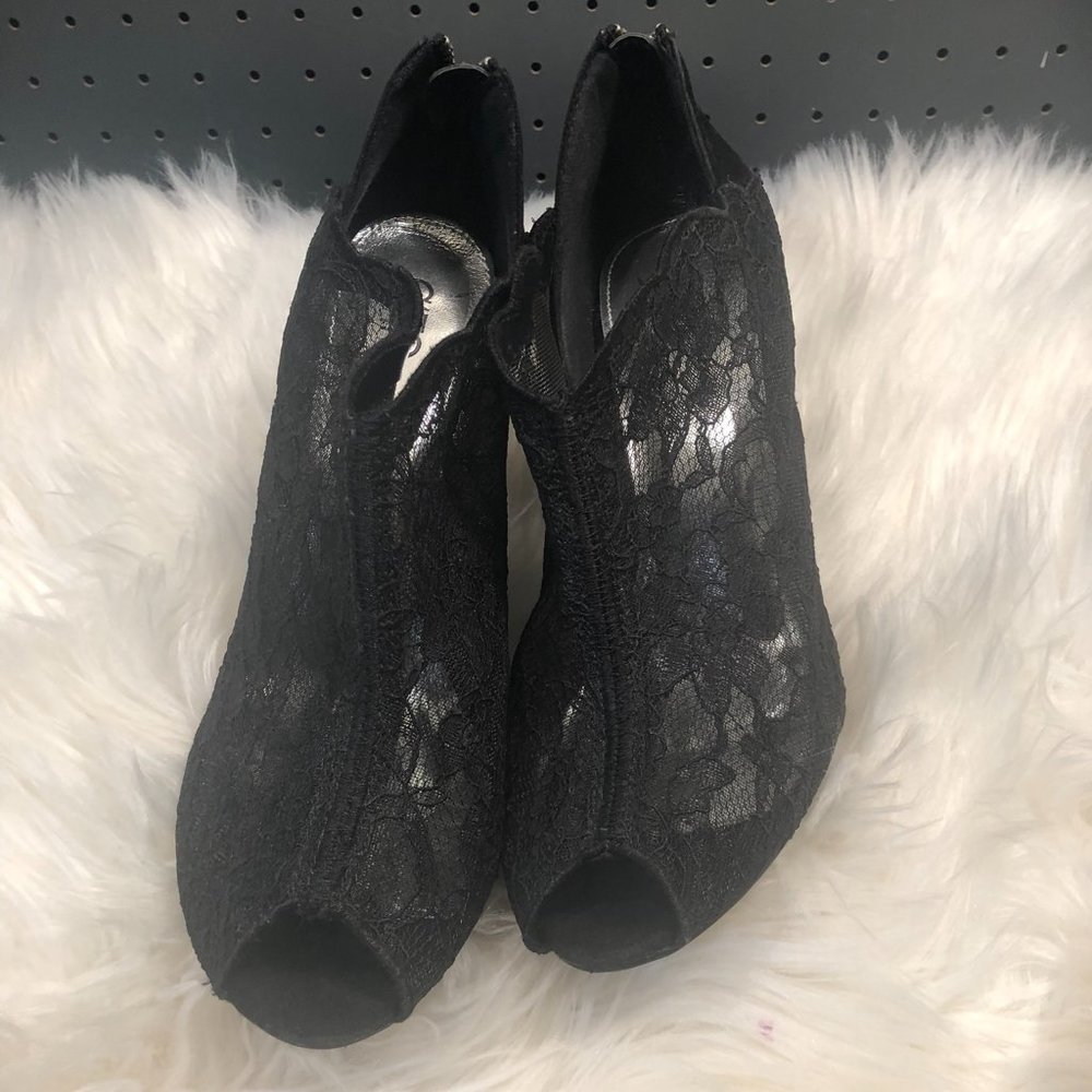 Excellent New Condition Cato Lace heel Zip